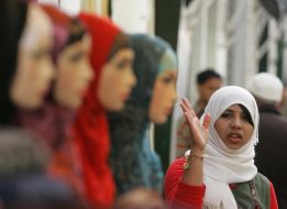 Девушка возле манекенов с женской одеждой