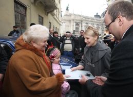 Yulia Timoshenko hands the keys from a car