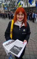 The activist of the Allukrainian distributes newspapers