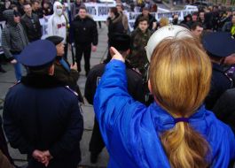 Nina Kochanovskaya scans slogans