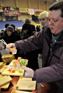 Відвідувач бере суші