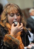 Відвідувачка виставки кулінарної та кондитерської майстерності