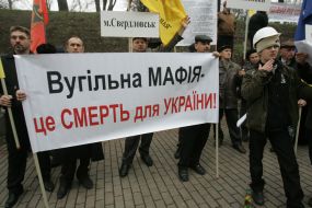 Placard with inscription: ”A coal mafia is death for Ukraine!”