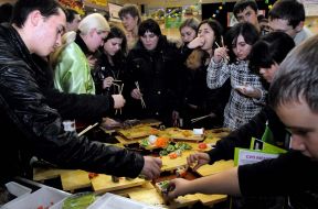Відвідувачі їдять суші