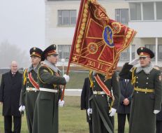 Військовослужбовець несе Бойовий Прапор