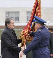 Віктор Ющенко вручає Бойовий Прапор