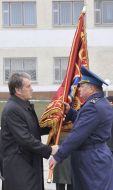 Віктор Ющенко вручає Бойовий Прапор
