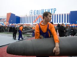 The worker of ”Epicenter” building hypermarket