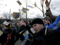 The participants of game catch a money