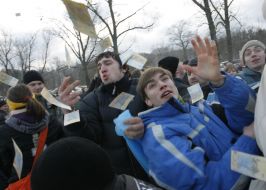 The participants of game catch a money