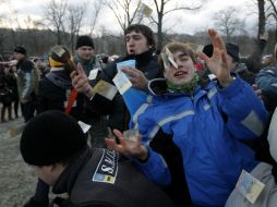 The participants of game catch a money