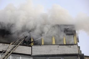 Пожарный тушит огонь