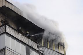 Пожарный тушит огонь