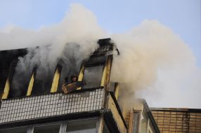 Пожарный тушит огонь