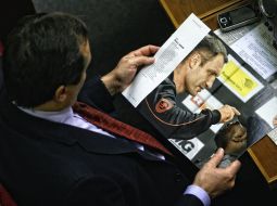 A deputy reads a magazine