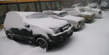 Засипані снігом автомобілі