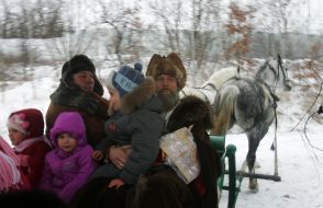 Святий Миколай возить дітей на санях