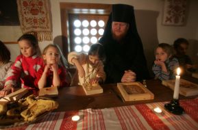 Єпископ Євстратій (Зоря) з дітьми