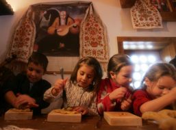 Діти вирізають пряники-миколайчики