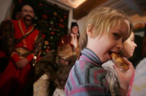 Мальчик ест пряник-николайчик