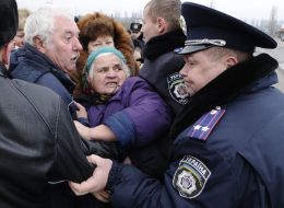 Сотрудники милиции пытаются остановить участников