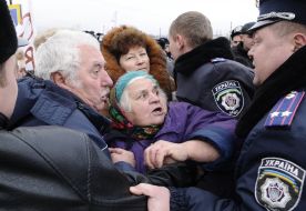 Сотрудники милиции пытаются остановить участников