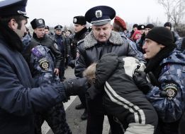 Сотрудники милиции пытаются остановить участников