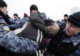 Сотрудники милиции пытаются остановить участников