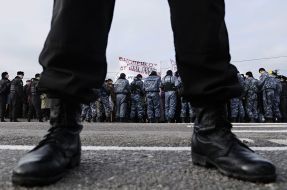 Сотрудники милиции пытаются остановить участников