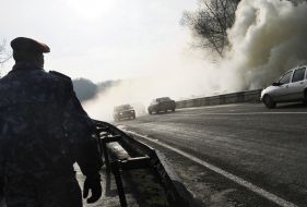 Автомобиль проезжает клубы дыма