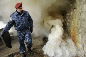 Сотрудник подразделения ”Беркут” демонстрирует пакет