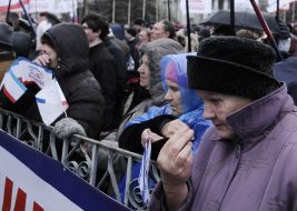 Женщина крестится