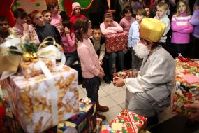 Святой Николай вручает детям подарки