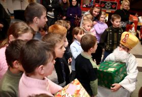 Святой Николай вручает детям подарки