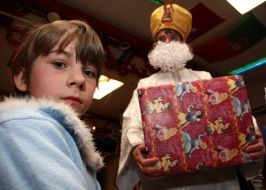 Святой Николай вручает мальчику подарок