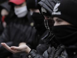 Участники марша против нелегальной миграции