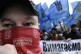 Участники марша против нелегальной миграции