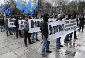 Участники марша против нелегальной миграции