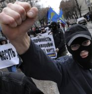 Участник марша против нелегальной миграции