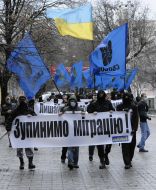 Участники марша против нелегальной миграции