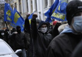 Участники марша против нелегальной миграции