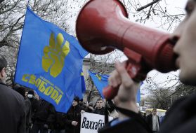 Участники марша против нелегальной миграции