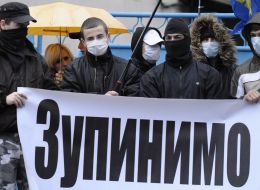 Участники марша против нелегальной миграции