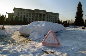 Limousine made by snow