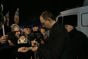 Arseniy Yatsenyuk distributes autographs