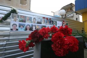 Цветы на памятнике