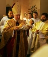 Священослужитель несе фігурку Ісуса Христа