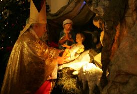 Священослужитель кладе фігурку Ісуса Христа