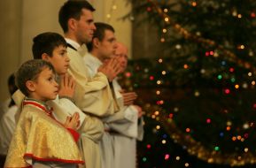 Служки моляться