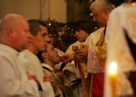 Священнослужителі причащаються